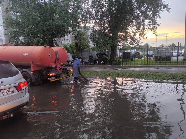 Коммунальные службы продолжают откачку воды с улиц Красноярска: за ночь собрано почти 700 м³