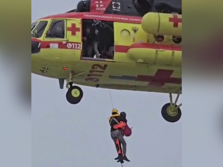 На Чукотке санитарная авиация эвакуировала моряка с рыболовецкого траулера