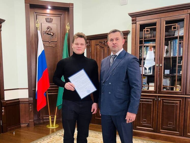 Мэр Томска выдал первое жилищное свидетельство детям-сиротам на 4 млн рублей