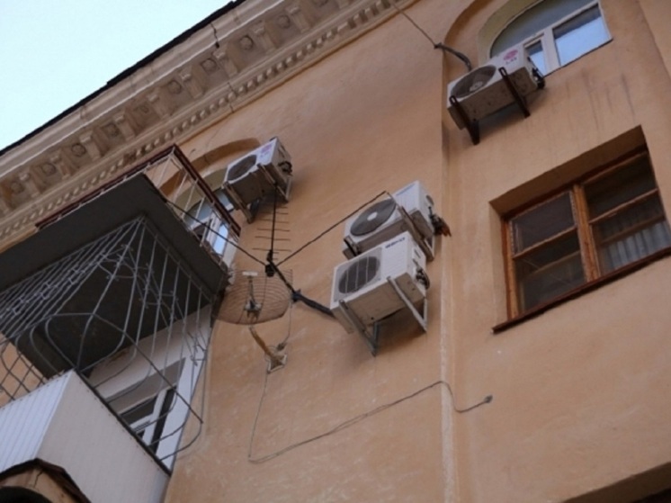 На юге Волгограда 2-летний мальчик выпал из окна