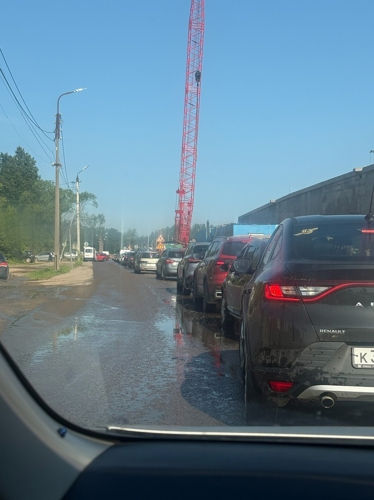 С огромной пробки началось утро понедельника из-за закрытия Горбатого моста в Твери