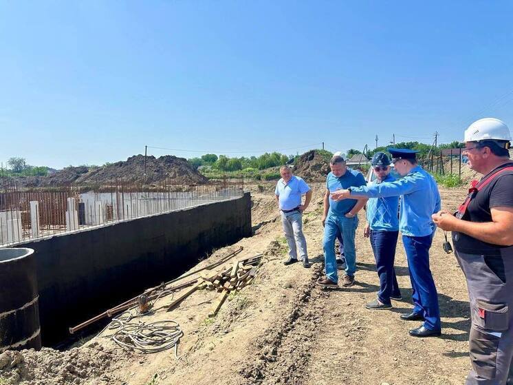 В Успенском районе прокурором проверен ход строительства соцобъектов