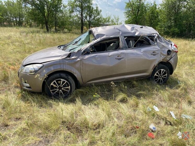 В Волгоградской области «Киа» вылетела в кювет, пострадали два человека