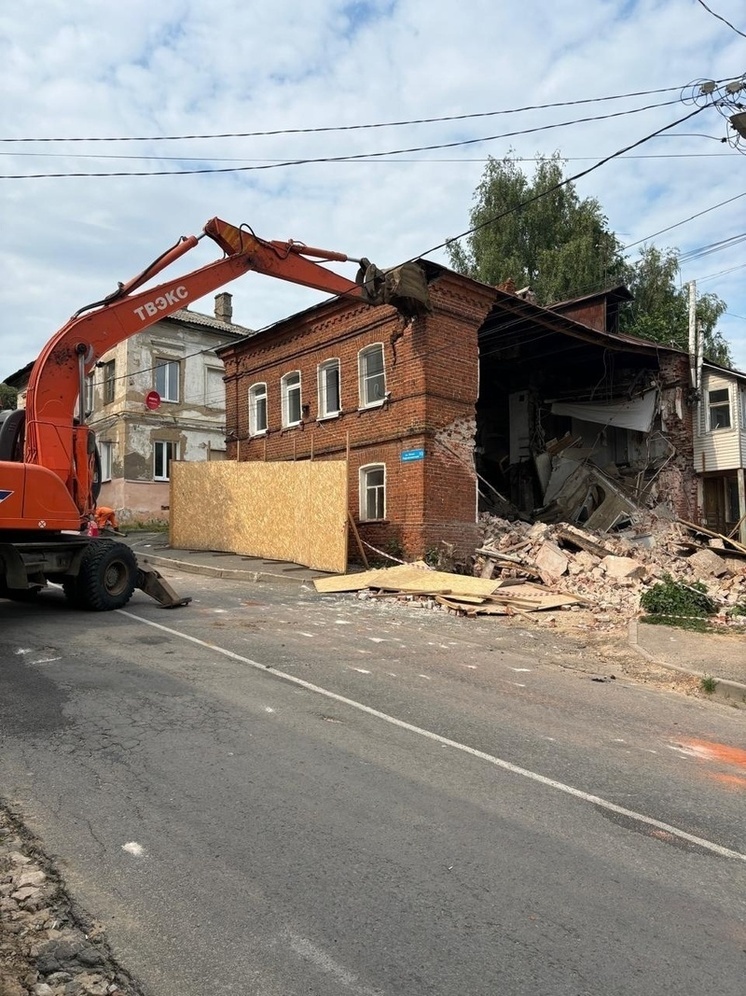 Во Владимире прокурор помог снести готовое обрушиться здание