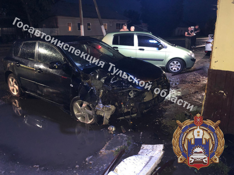 Пьяный водитель Mazda в Одоеве влетел в фасад здания