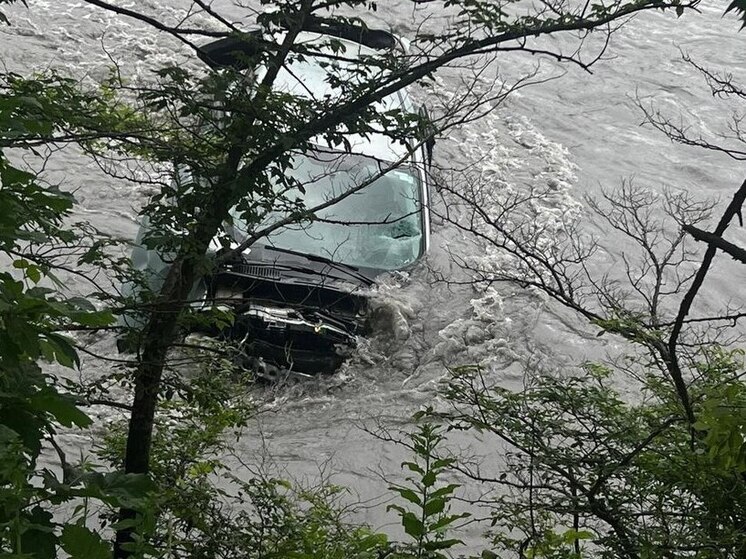 Иномарка упала в реку в Осетии