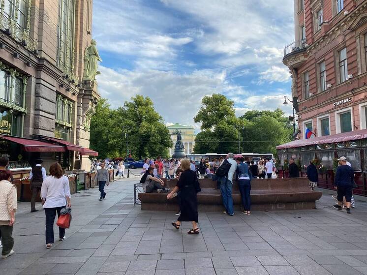 Численность населения в Петербурге сохраняется только за счет мигрантов