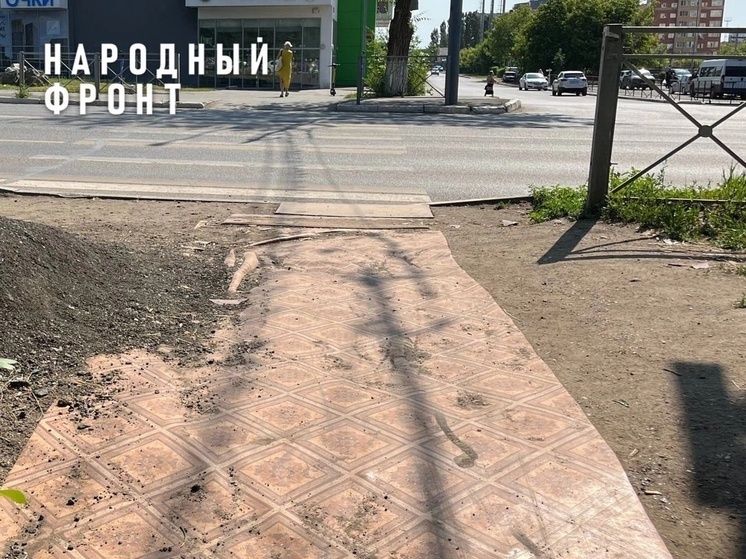 В Оренбурге на тротуар вместо асфальта положили линолеум