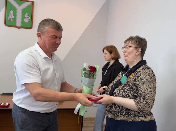 В калужском Кирове вручили медали волонтёрам СВО