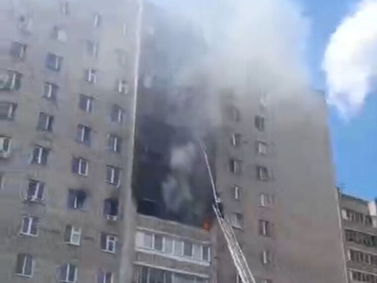 Сильный пожар тушат в многоэтажном доме в подмосковном Подольске