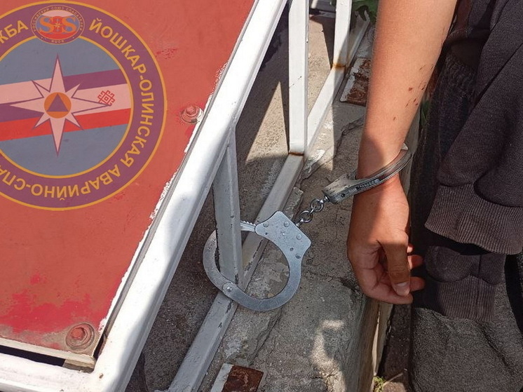 В Йошкар-Оле спасатели освободили парня, приковавшего себя наручниками к ограде