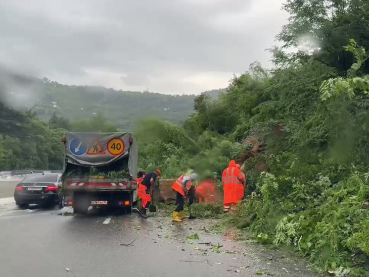 Сочинские дорожники устраняют последствия непогоды