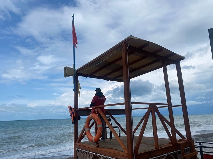 В Сочи закрыли для купания пляжи