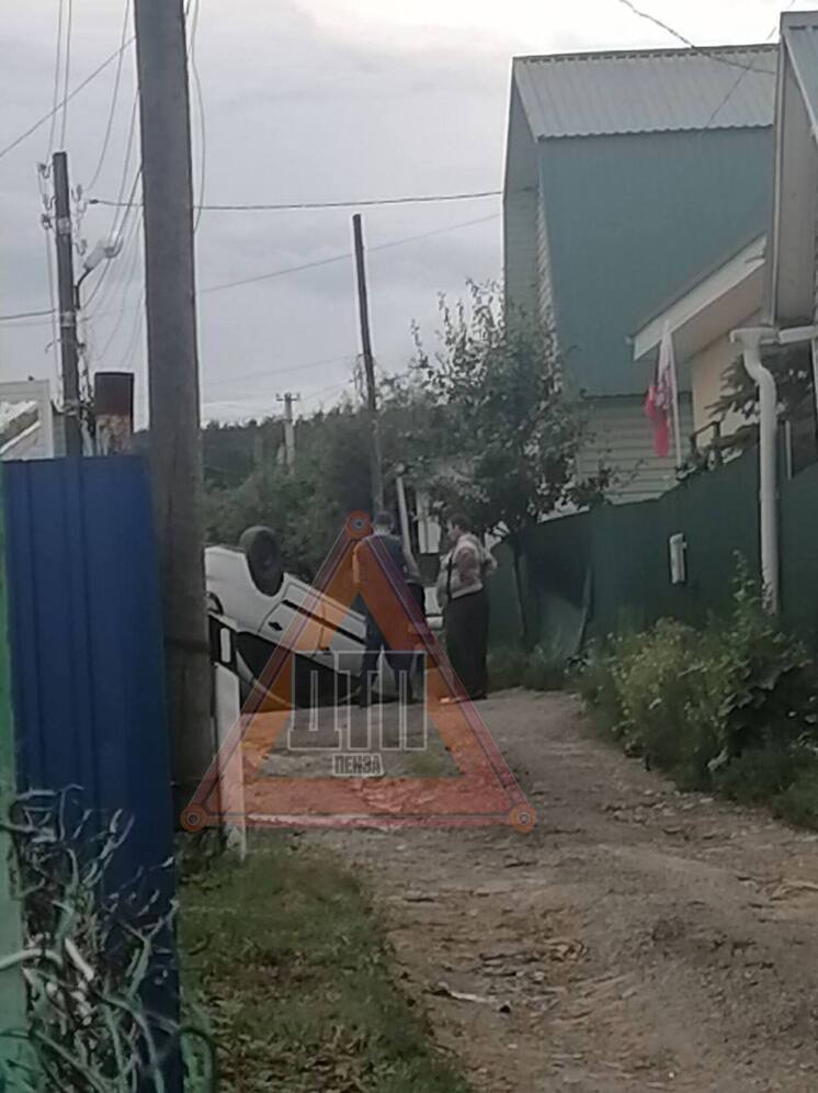 На Бугровке перевернулся автомобиль