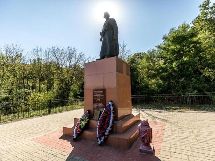 В Старом Осколе подросток залез на памятник участникам войны ради фото