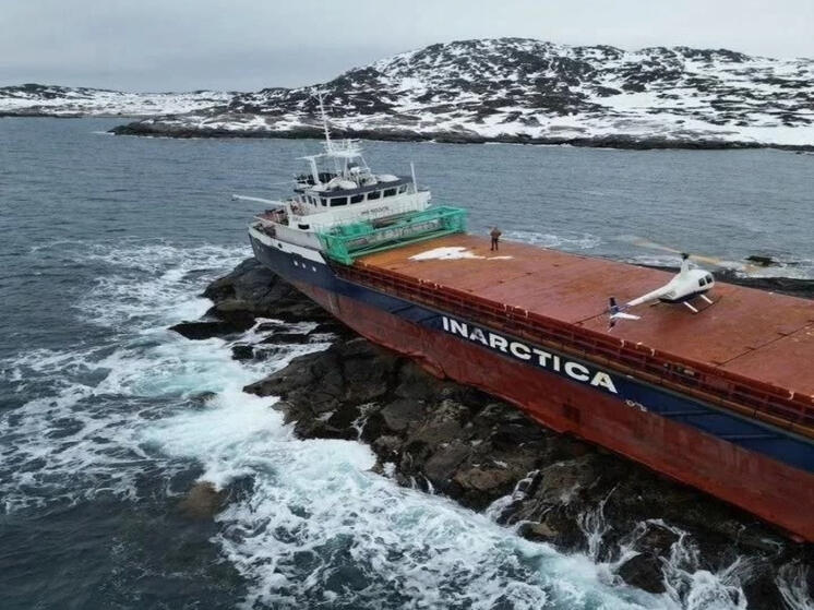 Севший на мель в Мурманской области сухогруз стал хитом соцсетей