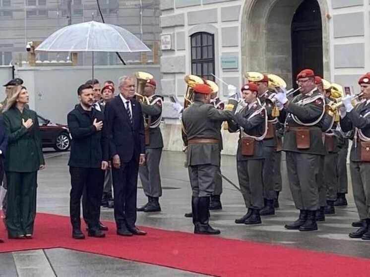 Во время визита в Вену Владимир Зеленский оставил свою супругу Елену под дождем