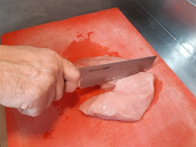 Супермаркеты Петербурга предлагают покупателям куриное мясо с сальмонеллой