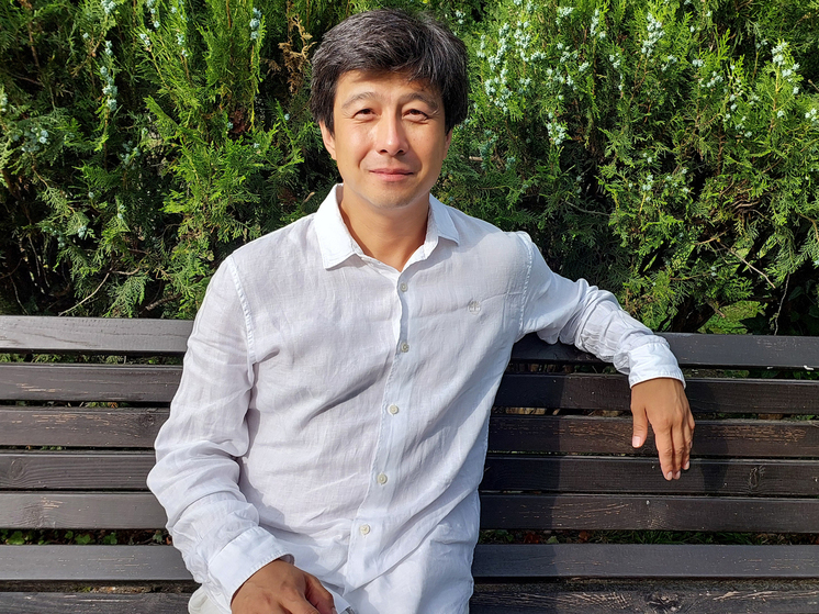 Казахстанский кинорежиссер Фархат Шарипов представил на кинофоруме «Евразия» в Сочи свой новый фильм «Эвакуация» и получил за него приз президента Джаника Файзиева, а также награду жюри за операторскую работу Александра Плотникова