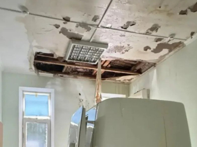 В больнице Каспийска обрушился потолок после проливных дождей