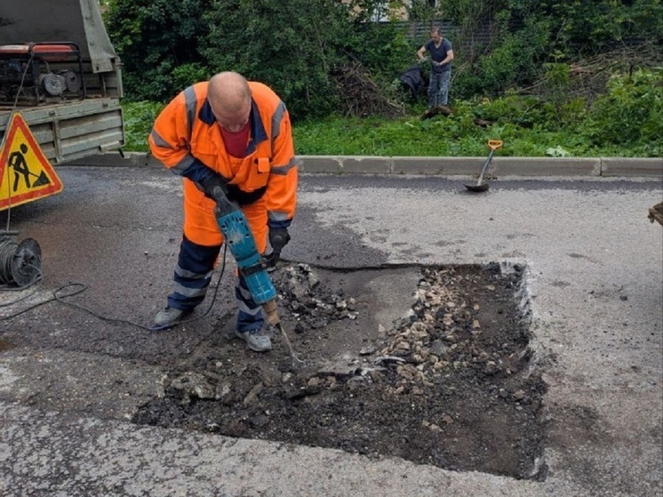 В Туле в аварийно-восстановительном ремонте дорог задействованы 6 бригад