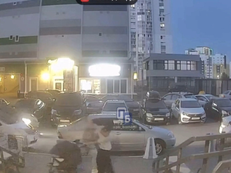 Малыш выпал из коляски: в Барнауле женщина напала на мать с младенцем