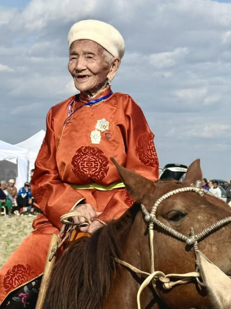 В Монголии 100-летняя коневод стала участницей фестиваля «Монголки-наездницы»
