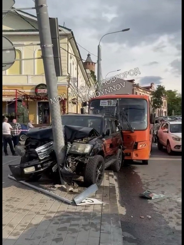 Тормоза отказали у маршрутки при спуске с Зеленского съезда в Нижнем