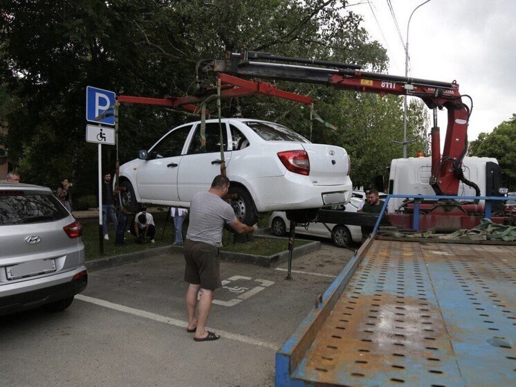 На Комсомольском пруду в Ставрополе проверяют соблюдение правил парковки