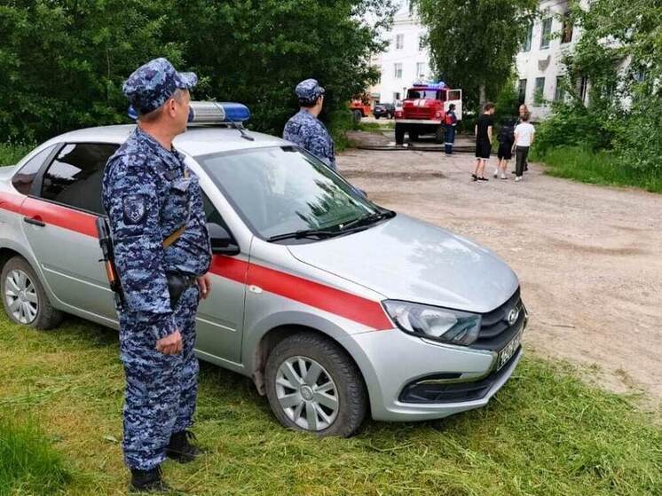 В Бурятии росгвардейцы помогли эвакуировать людей из горящего дома