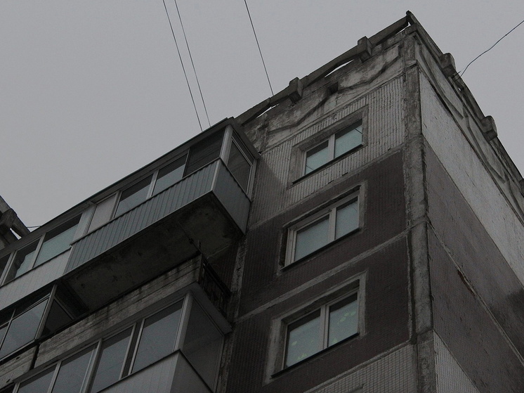 На лестнице жилого дома в Омске обрушилась бетонная плита