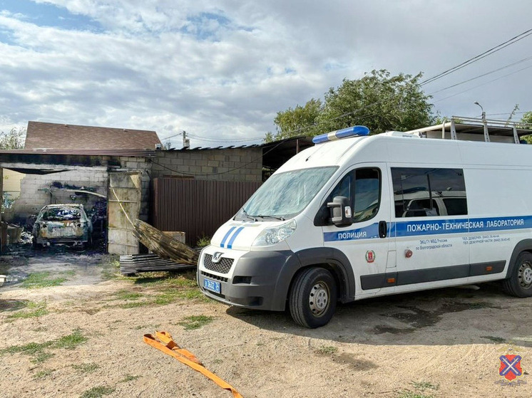 В Волгограде из-за замыкания в гараже дотла сгорела иномарка