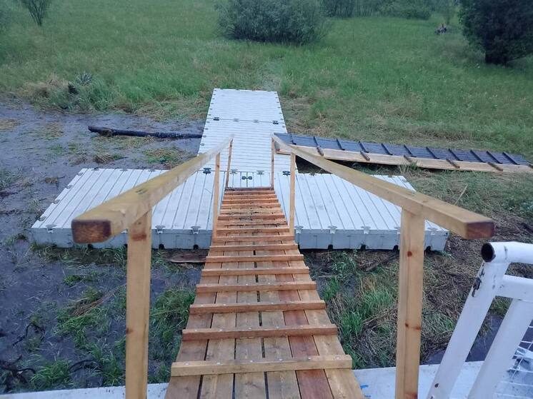 Пластиковые понтоны установили к причалу в Лопхарях для безопасности ямальцев