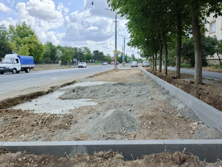 В Евпатории начали обустраивать парковочную зону на улице Полтавская
