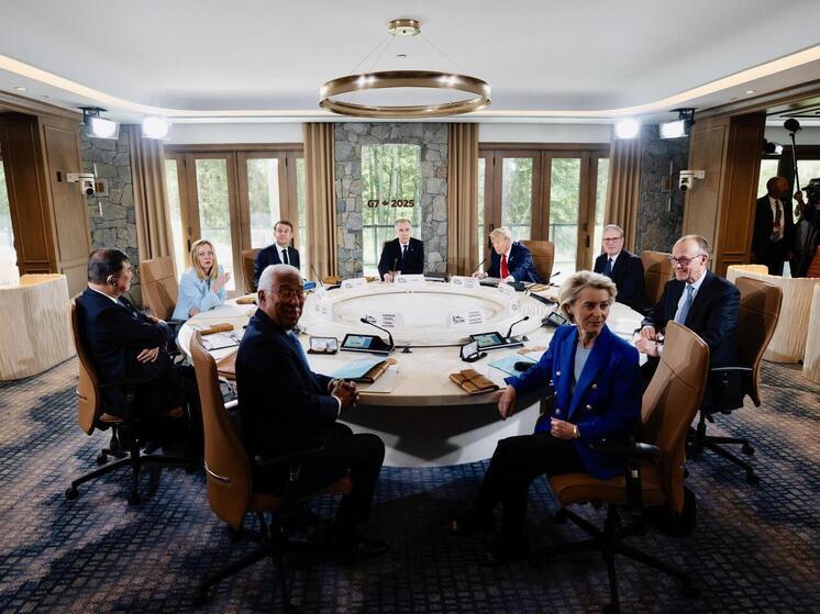 Daily Mail: Мелони на саммите G7 закатила глаза после слов Макрона
