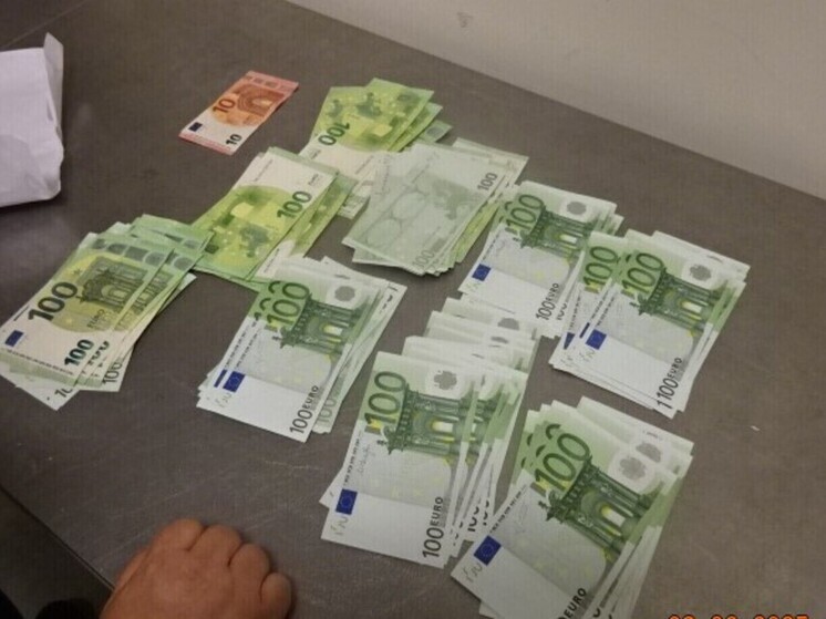 Самарцы привезли из Стамбула незадекларированные 60 тысяч евро