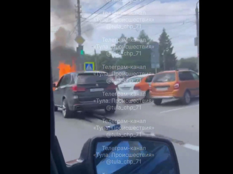 В Туле загорелся автомобиль BMW на улице Энгельса