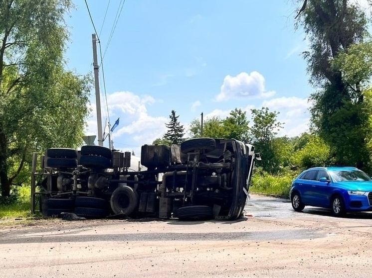 Грузовик опрокинулся на трассе в Орловской области