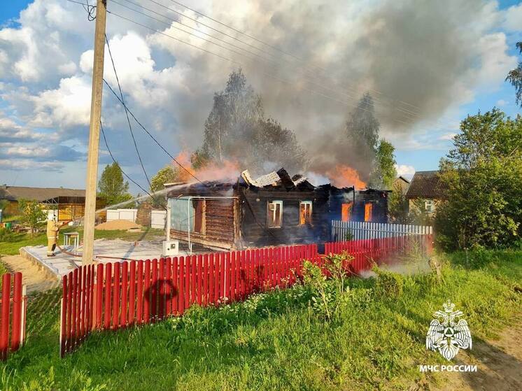 В Тверской области сгорел двухквартирный дом в деревне Городок