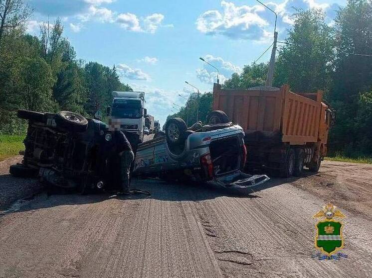 В перевернувшихся машинах под Износками пострадали два человека