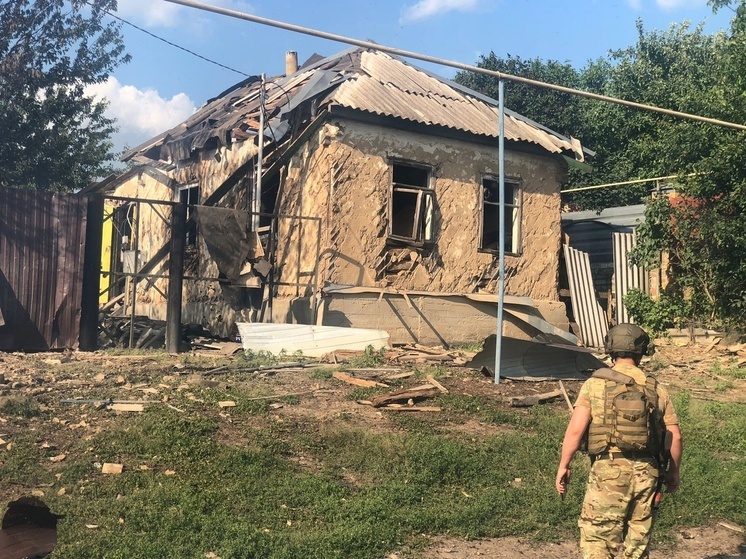 В Рыльском районе после обстрела загорелся жилой дом