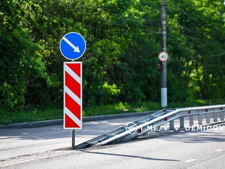 В Белгороде на улице Костюкова установили барьерное ограждение