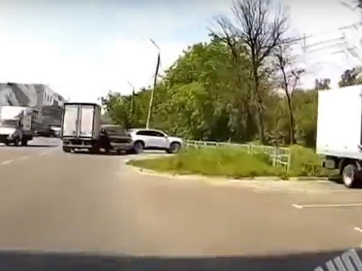 На видео попал момент аварии в Твери на бульваре Цанова