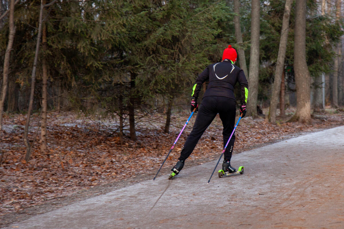 Лукашова и Краснов стали победителями на I этапе КР по лыжероллерам