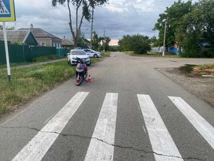 На Ставрополье подросток попал в больницу после опрокидывания мопеда