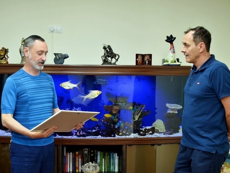 Депутат Виктор Тепляков наградил отличившихся сочинских медиков