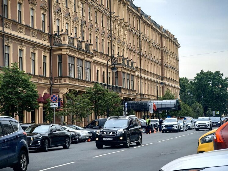 Гостей ПМЭФ на люксовых авто заметили в центре Петербурга