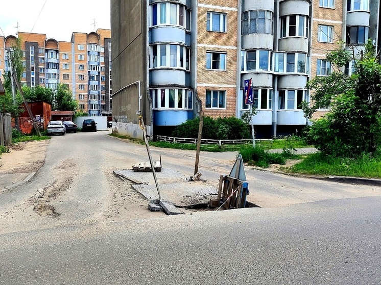 В Тверской области провал возле дома ремонтируют чем попало