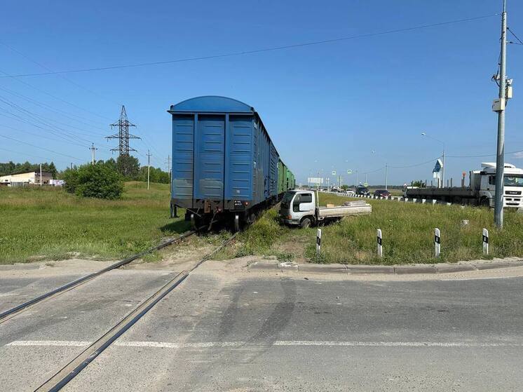 В Новосибирской области автомобиль столкнулся с тепловозом