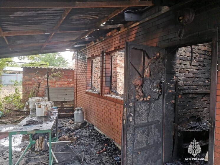 В Ростовской области женщина смогла спастись из горящего дома